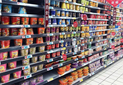 超市貨架何以屢屢告急？剖析四類易搶購食品背后的消費心理與市場邏輯